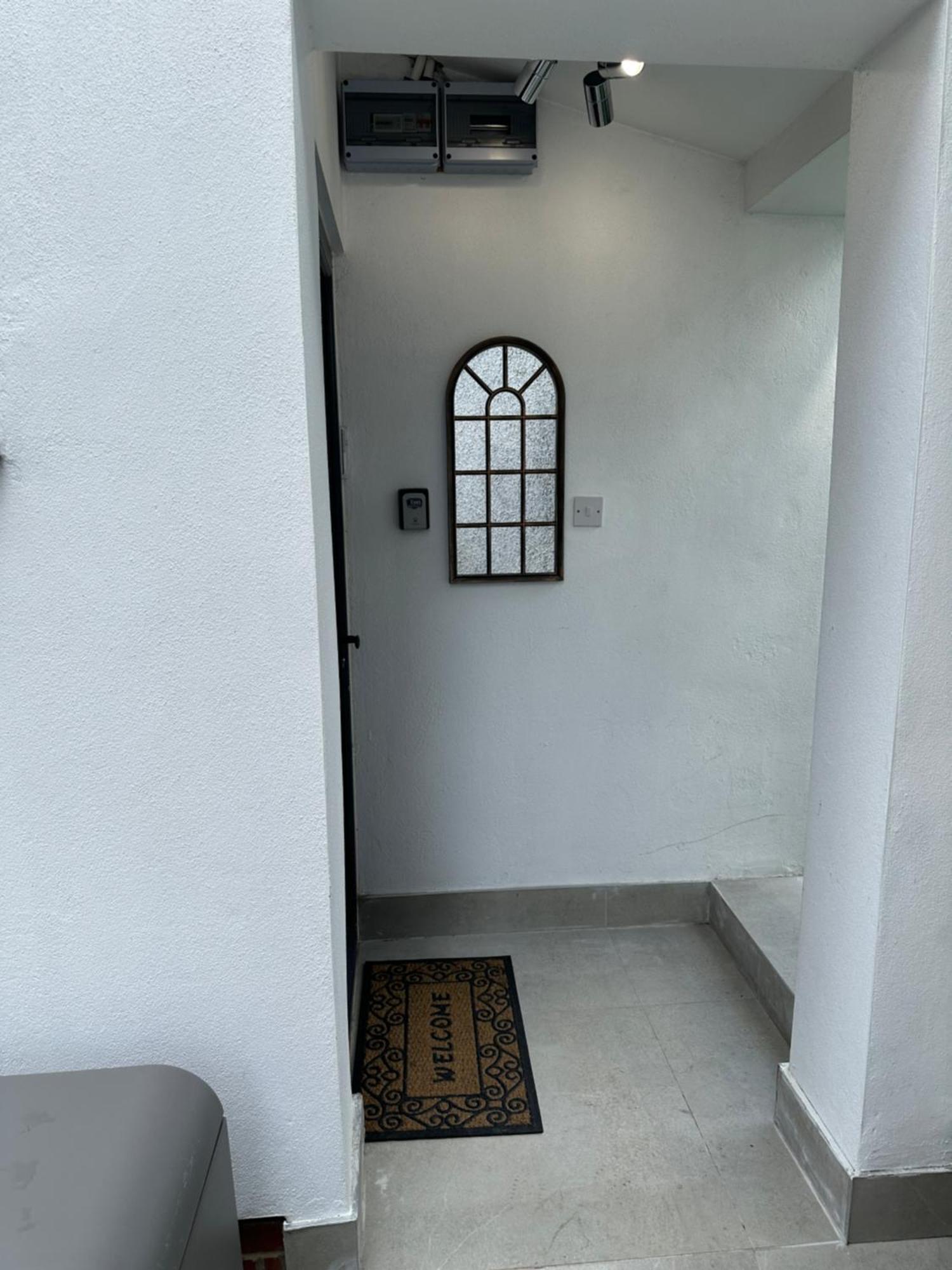 Bespoke Gallery Guesthouse Хендон Экстерьер фото