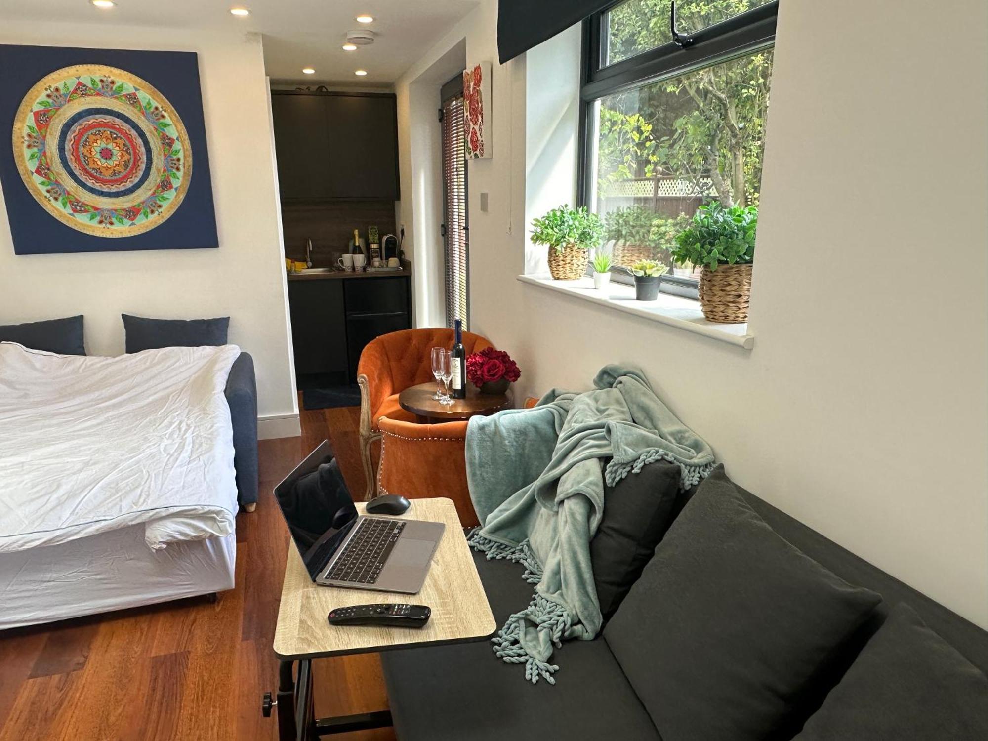 Bespoke Gallery Guesthouse Хендон Экстерьер фото